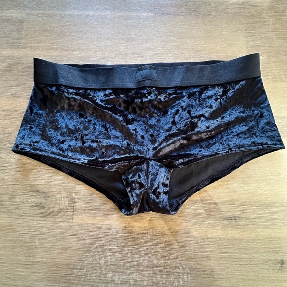 PINK Victoria's Secret Black Velvet boy shorts. NWT. Rare find no longer sold XL - Picture 1 of 4